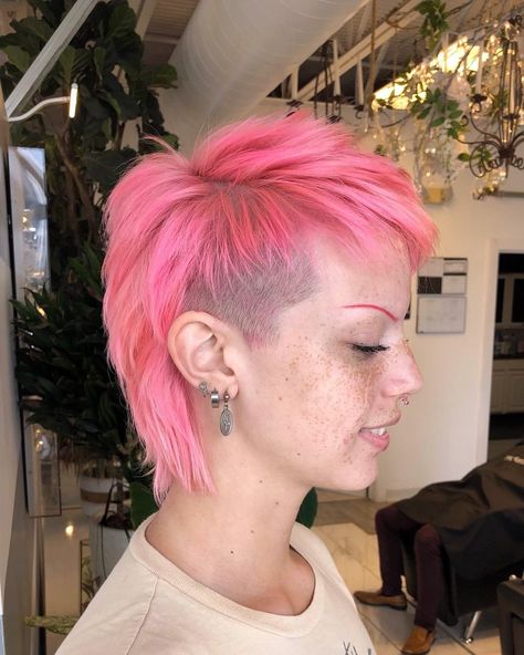 Feminine Mullet, Hair Straightening Serum, Short Punk Hair, Mullet Haircut, Edgy Haircuts, Hair Inspiration Short, Haircut Inspiration, Punk Hair, Shag Haircut