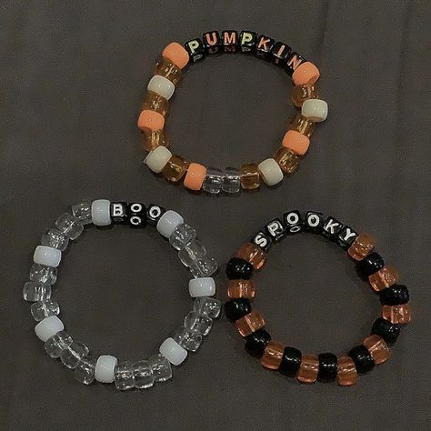 Halloween Kandi Ideas, Halloween Kandi Bracelets, Bracelet Ideas Halloween, Kandi Halloween, Halloween Beaded Bracelet, Kandi Diy, Halloween Bracelet Ideas, Halloween Kandi, Kandi Designs