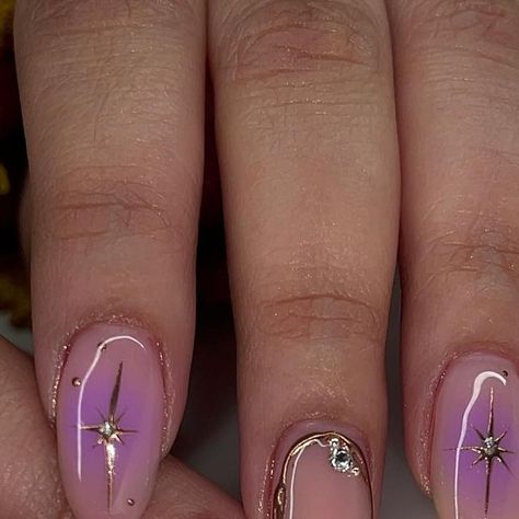 DIANA • Illinois Nail Tech • Structured Gel Manicures on Instagram: "Purple aura x rose gold 💜✨ (Her thumb nail and pointer nail on her dominant hand are short so she can pop her contacts in and out with no issues)               #nails #nailart #nailsoftheday #nailsofinstagram #naildesign #longnails #longnailinspo #nudenails #auranails #cleannails #nailinspo #structuredmanicure #chicagonails #chicagonailtech #milwaukeenailtech #nailtech #nailsoftheweek #nuancenail #nailvideos #vacaynails #holidaynails #gelnails #buildergel #gelnaildesign #gelnailpolish #ovalnails #almondnails #purplenails #rosegoldnails #chromenails" Purple And Gold Nails, Purple Aura, Gel Manicures, Rose Gold Nails, Gel Nail Design, Gold Chrome, Oval Nails, Clean Nails, Nails Inspo