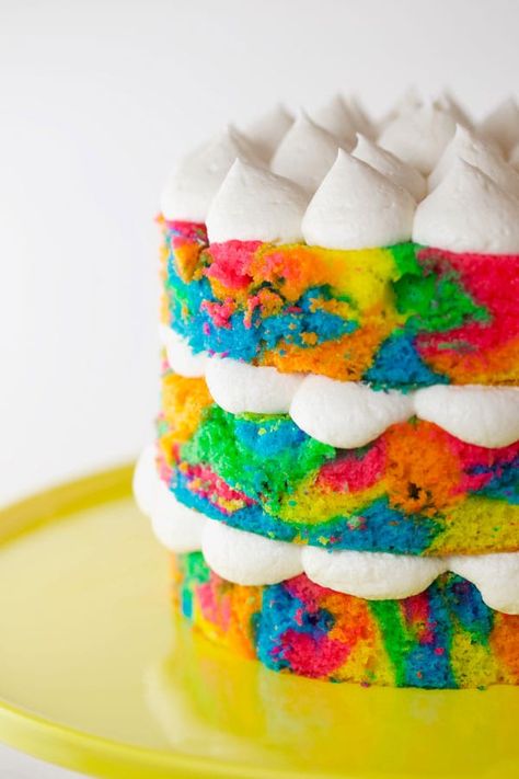 Tye Dye Desserts, Tie Dye Smash Cake, Rainbow Tie Dye Cake, Tie Dye Cake Diy, Tie Dye Bday Cake, Tie Dye Birthday Cake Ideas, Tie Dye Birthday Party Ideas Food, Tye Dye Party Food, Rainbow Cake Inside