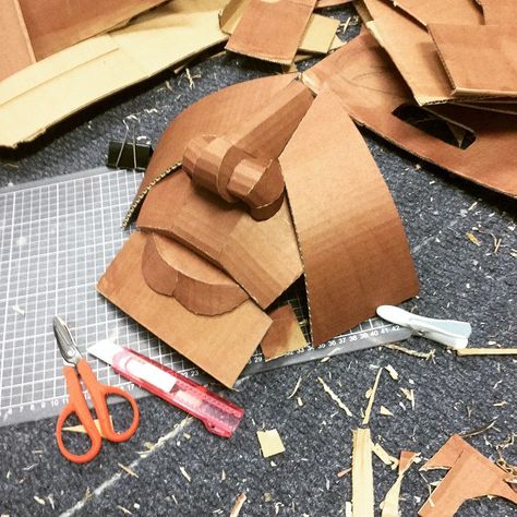 Cardboard Head Sculpture, Cardboard Sculpture Ideas Easy, Cardboard Art Projects, Cardboard Relief, Cardboard Sculptures, Cardboard Art Sculpture, Cardboard Costume, Cardboard Mask, Folding Origami