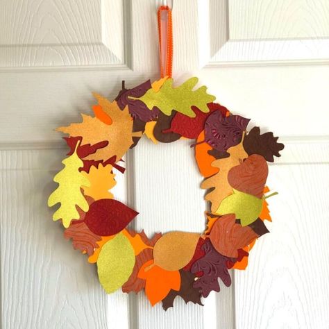 DIY Autumn Paper Leaf Wreath Paper Leaf Wreath Diy, Paper Leaf Wreath, Wreath Paper, Autumn Craft, Paper Leaf, Acorn Crafts, Autumn Paper, Material Wreaths, Paper Wreath