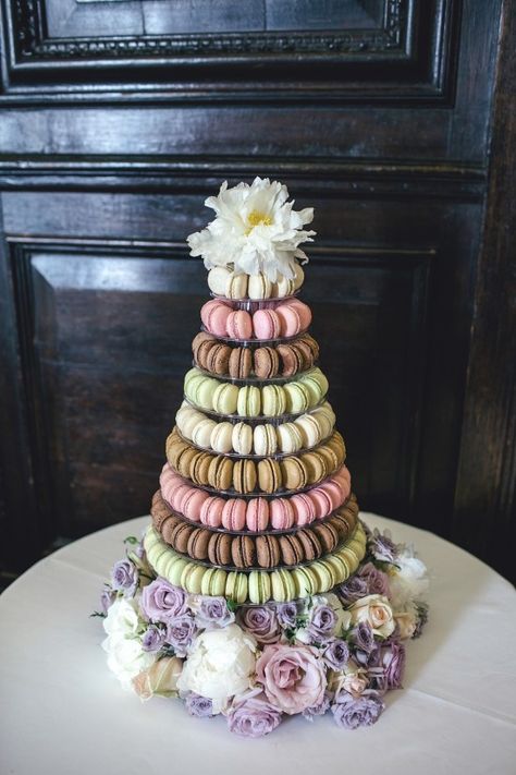 French Macaron "cake" with floral topper. ---> http://www.weddingchicks.com/2014/05/31/take-a-letter/ Macaroon Tower, Pear And Almond Cake, Alternative Wedding Cakes, Wedding Macarons, Macaron Tower, Macaron Cake, Wedding Cake Alternatives, Luxury Cake, French Macaroons