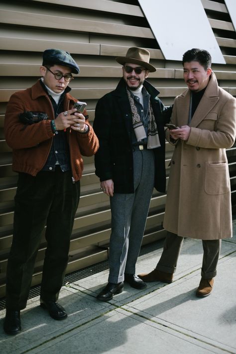 Street style at Pitti Uomo 2023. Pitti Uomo Summer, Dress Like A Parisian, January 2023, Mens Winter Fashion, Men Winter, Fashion News, Winter Fashion, Look At, Street Style