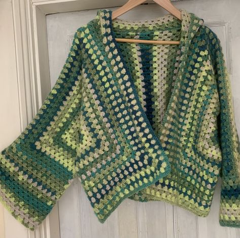 Granny Sweater Crochet, Crochet A Cardigan, Easy Crochet Cardigan, Cardigan Tutorial, Hexagon Cardigan, Crochet Cardigan Tutorial, Crochet Sweater Pattern, Crochet Kimono, Crochet Top Outfit