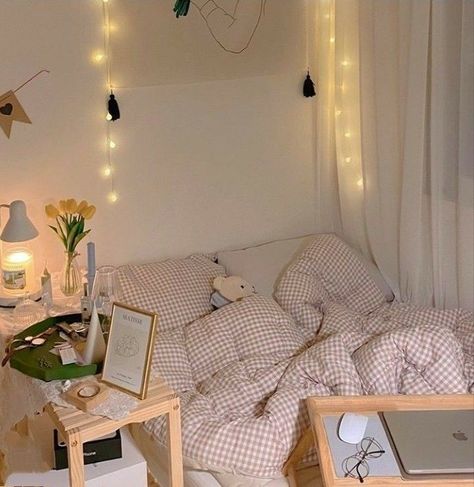 Korean bedroom aesthetic Home bedroom bed sleep minimalist small room ethereal Korean Japanese calming soft pretty ドエリング アパート 아파트 maison aparte chambre dormir coréen minimaliste Japanese bedroom minimalist bedroom 침실 아파트 home decor home interior 𝓟𝓲𝓷𝓽𝓮𝓻𝓮𝓼𝓽 𝓯𝓮𝓮𝓳𝓲𝓲 Dekorasi Kamar Tidur, Minimalist Room, Aesthetic Rooms, Pretty Room, Dreamy Room, Room Design Bedroom, Styl Boho, Cozy Room, Room Inspiration Bedroom