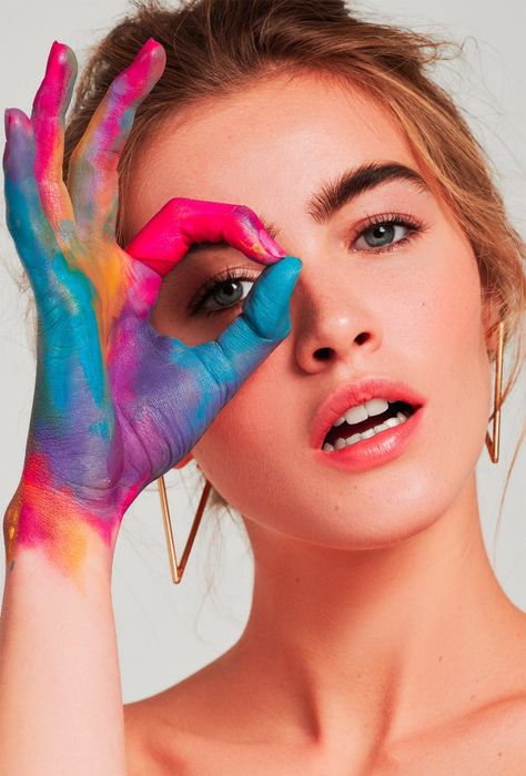 Painted Hands, Painter Photography, Fashion Beauty Photography, Ootd Instagram, Self Photography, Paint Photography, Photographie Portrait Inspiration, Creative Photoshoot Ideas, Creative Photography Techniques