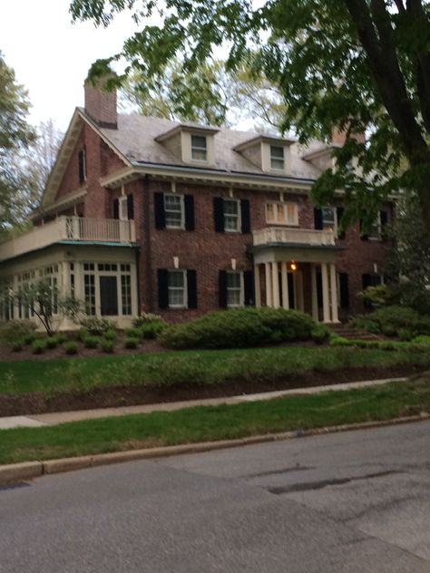 Nice Apartment Exterior, American Traditional House Exterior, Average House Aesthetic, 2005 House Aesthetic, Brick House Wrap Around Porch, 80s American House, Houses In Virginia, Old Houses Exterior, Neighborhood House Exterior