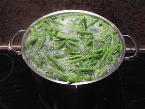 How to blanch vegetables? Learn how to blanch green beans and other vegetables. Check the table of blanching times for most vegetables to blanch correctly Blanching Green Beans, Pumpkin Salad, Long Bean, Summer Harvest, Green Vegetables, Jamie Oliver, Food Source, Fresh Vegetables, Grilling Recipes