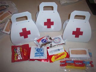 Crafts by Rosa: medical bag favors Medical Themed Parties, Nurse Grad Parties, Medical Party, Harry Potter Birthday Cards, Doctor Party, Nurse Party, Community Helpers Preschool, Nurse Appreciation Week, Nurses Week Gifts