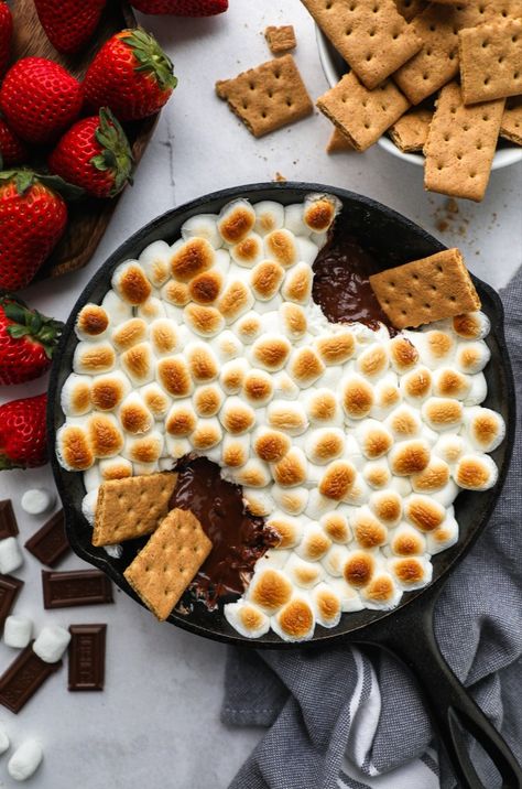 Quick, easy and only 3 ingredients! This tasty skillet dessert is so much fun to serve for a crowd and perfect for spring and summer! (Plus no campfire needed!) Skillet Dip, Skillet Desserts, Banana Bread Brownies, Smores Dip, Campfire Desserts, Gluten Free Graham Crackers, Camping Desserts, Caramel Chocolate Chip Cookies, Dairy Free Chocolate Chips