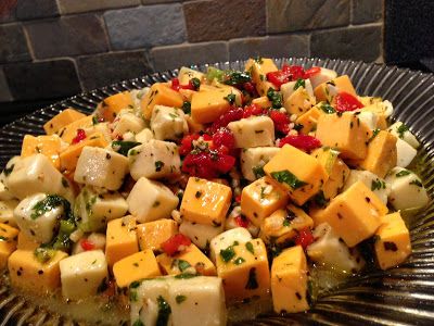 Marinated Cheese Marinated Cheese, Cheese Cubes, Recipes Appetizers And Snacks, Finger Food Appetizers, Cheese Platters, Party Food Appetizers, Appetizers For Party, Appetizers Easy, Appetizer Snacks