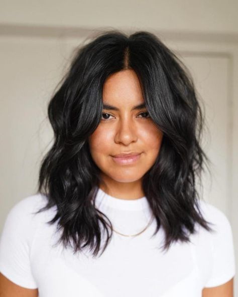 22 Medium Length Haircuts with Layers for Every Woman Medium Length Haircuts With Layers, Haircuts For Thick Wavy Hair, Wavy Mid Length Hair, Wavy Layered Hair, Short Hair Outfits, Haircuts With Layers, Layered Haircuts For Women, Medium Length Haircuts, Short Dark Hair