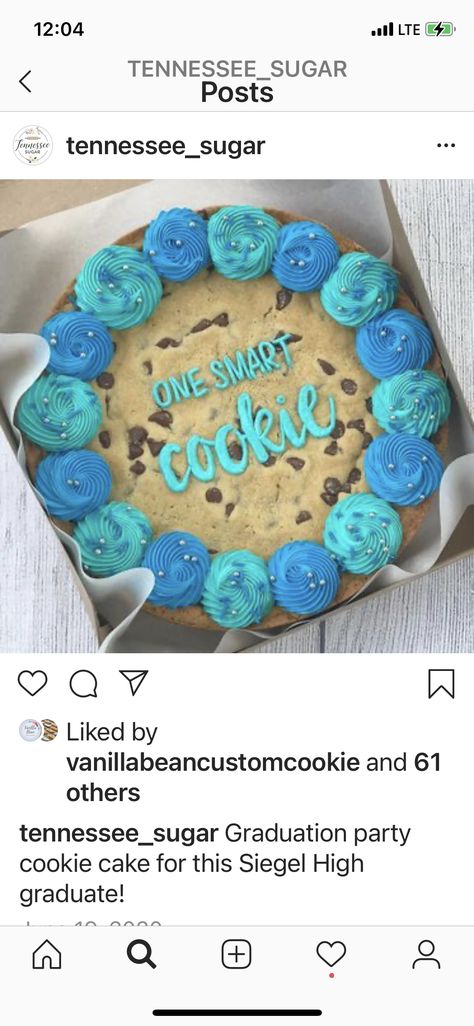 Congratulations Cookie Cake, Grad Cookie Cake, Cookie Cake Graduation, Graduation Cookie Cake Ideas, Giant Cookie Decoration Ideas, Graduation Cookie Cake, Cute Cookie Cake Designs, Cookie Cake Decorating Ideas, Brownie Cakes