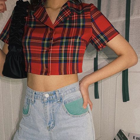 Cropped Shirt Outfit, Vintage Hong Kong, Chloe Ting, Plaid Shirt Outfits, Style College, Egirl Outfits, Elegant Outfit Classy, Plaid Crop Top, Hong Kong Style