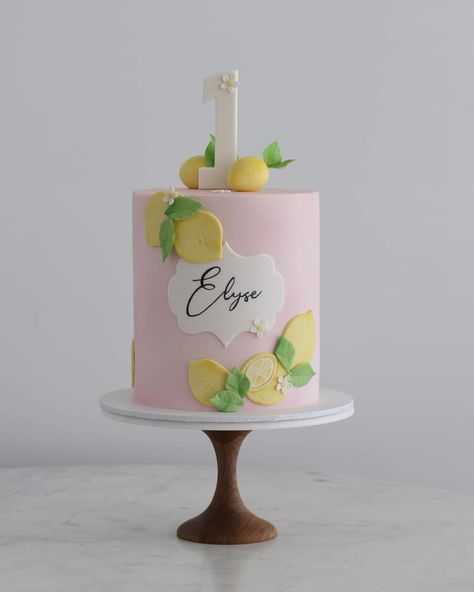 Lemon First Birthday Cake, Pink Lemonade Birthday Cake, Lemon Theme Cake, Lemonade Birthday Cake, Lemon Birthday Cakes, Cake Children, Lemon Birthday, How To Make Wedding Cake, Cartoon Cake