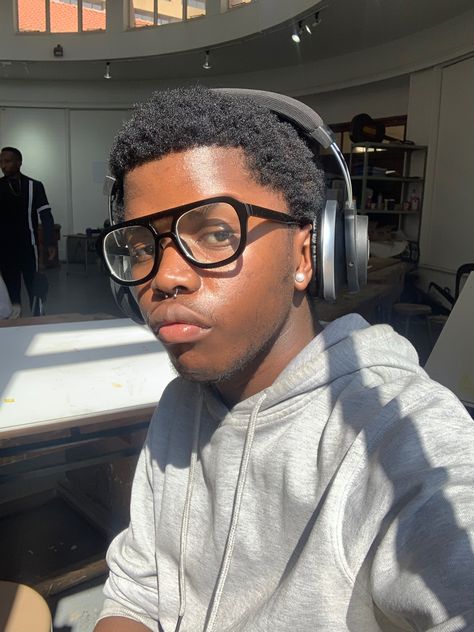 Glasses. School core. Sunkissed Black Boy With Glasses, Black Guy With Glasses, Black Men With Glasses, Nerdy Black Guy, Guys With Glasses, Blaise Zabini, School Core, Nerdy Guys, American Guy