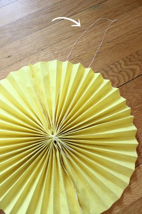 DIY Tutorial: How to Make Paper Rosettes - Driven by Decor Fun Kids Room Ideas, Paper Pinwheel Diy, Paper Rosette Backdrop, How To Make Rosettes, Crepe Paper Backdrop, Giant Paper Flower Tutorial, Diy Pinwheel, Inexpensive Wall Art, Fun Kids Room