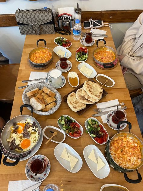 Turkish breakfast Turkish Breakfast Table, Arab Breakfast, Dine Table, Breakfast Table Setting, Turkish Breakfast, Cooked Meal, Breakfast Table, Food Platters, Table Setting