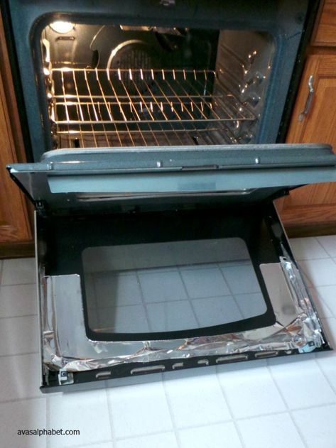 Clean Oven Glass Door, Clean Gas Stove Top, Clean Oven Door, Housekeeping Ideas, Clean Stove Burners, Clean Stove, Housekeeping Tips, Oven Cleaner, Cleaning Tricks