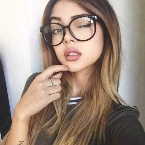 Pinterest: rainaanjari                                                                                                                                                      More Cat Eye Colors, Lily Maymac, Scene Girl, نظارات شمسية, Cute Glasses, Fashion Eye Glasses, Wearing Glasses, Girls With Glasses, Grunge Hair