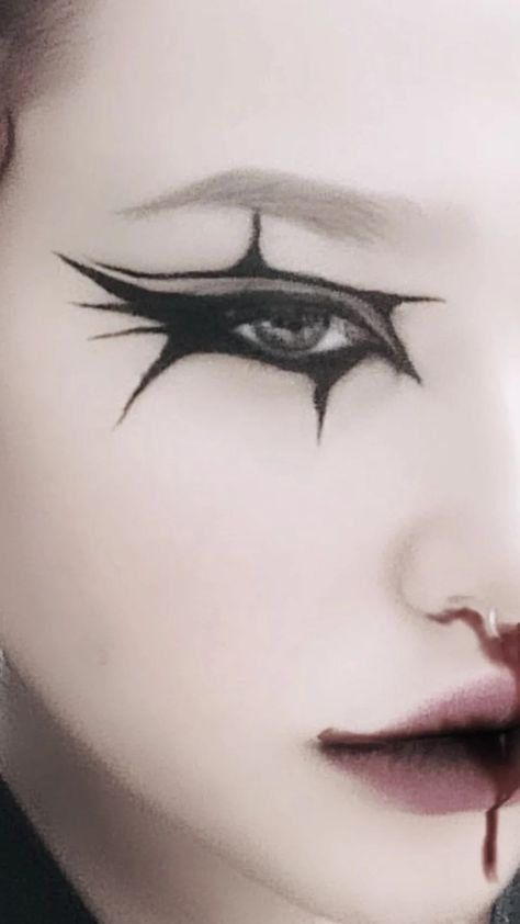 Nu Metal Makeup, Heavy Metal Makeup, Appearance Aesthetic, Emo Eyeliner, Metal Makeup, Goth Eye Makeup, Eyeliner Makeup, Make Up Inspo, Black Makeup