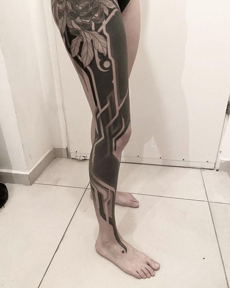 The Codex Lab (@the.codex.lab) • Instagram photos and videos Cyberpunk Leg Tattoo, Cyberpunk Tattoos, Geometric Tattoo Pattern, Mangas Tattoo, Cyberpunk Tattoo, Ab Tattoo, Punk Tattoo, Side Tattoos, Leg Tattoo