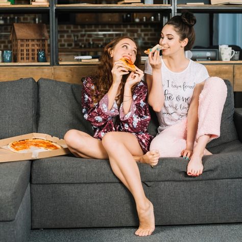 Duas amigas comendo pizza em casa Foto P... | Premium Photo #Freepik #photo #alimento #pessoas #festa #mulher Restaurant Social Media Ideas, Home Pizza, Pizza At Home, Restaurant Social Media, Famous Girls, Friend Goals, Family Photo Sessions, Best Friend Goals, Female Friends