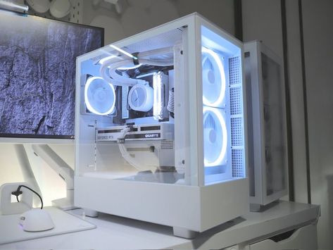 White And Grey Pc Setup, White Gaming Pc Build, White Pc Builds, White Pc Build Aesthetic, Minimalist Pc Build, All White Pc Build, Cute Pc Case, White Pc Setup Minimalist, White Computer Setup