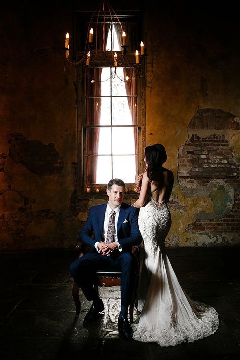 Wedding Artistic Photography, Artistic Photography Wedding, Dramatic Wedding Portraits, Wedding Photography Dark And Moody, Wedding Event Photography, Nighttime Wedding Photography, Cool Wedding Poses, Dark Romantic Wedding Photos, Speakeasy Wedding Photos