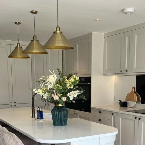 Howdens on Instagram: "Embracing Sunday vibes with this stunning shaker kitchen by @msbhomelife! ✨  Kitchen featured: Elmbridge Porcelain" Howdens Porcelain Kitchen, Howdens Elmbridge Kitchen, Elmbridge Kitchen, Howdens Shaker Kitchen, Howdens Kitchens, Sunday Vibes, Neutral Kitchen, Kitchen Redesign, Shaker Kitchen