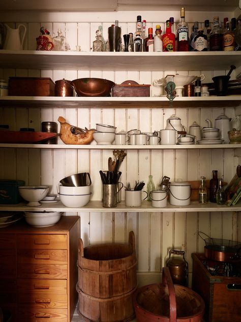 Swedish Homes, Norwegian House, Scandinavian Cottage, Scandi Kitchen, Small Space Hacks, Primitive Cottage, Rustic Toilets, Simple Cottage, Swedish Summer