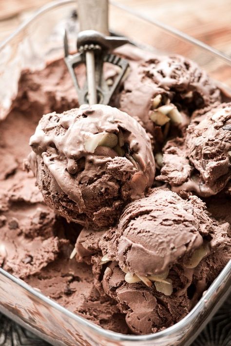 An easy no churn ice cream recipe for chocolate almond ice cream, with crunchy almonds, chocolate chips, and amaretto liqueur. Amaretto Ice Cream, Almonds Chocolate, Churn Ice Cream, Almond Ice Cream, Frozen Custard, No Churn Ice Cream, Chocolate Almond, Ice Cream Toppings, Chocolate Ice