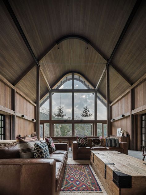 Paul Uhlmann Architects builds barn-like rural retreat in Australian bush Period Living, American Barn, Modern Barn House, Weekend House, Rural Retreats, Modern Barn, Bunk House, Alvar Aalto, Floor To Ceiling Windows