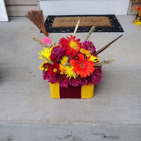 This arrangement was done for one of my dear friends, who is a huge Harry Potter fan!! Her reaction was priceless and its why I love creating! Harry Potter Baby Shower, Harry Potter Theme Party, Harry Potter Baby, Harry Potter Theme, Harry Potter Party, 9th Birthday, Harry Potter Fan, Flower Arrangement, Floral Arrangements