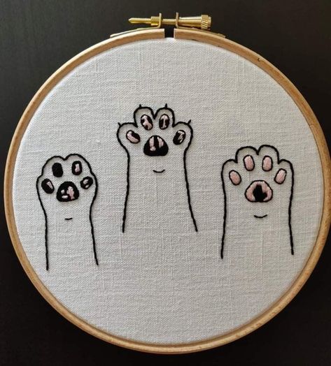 Cat Embroidery Ideas, Cat Paw Embroidery, Inbrodery Ideas, Cat Embroidery Simple, Cat Hand Embroidery, Paw Embroidery, Minimal Tattoo Designs, Embroidery Dog, Embroider Ideas