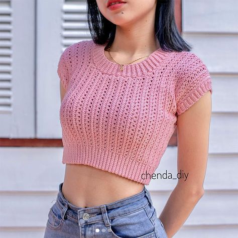 This is a gorgeous fitted crochet ribbed crop top that will accentuate your figure and really snatch your waist. Skill level: Beginner Estambre Ideas, Chenda Diy, Crop Top Tutorial, Crop Top Pattern, Crochet Crop Top Pattern, Long Tank Tops, Crochet Butterfly, Strap Crop Top, Crochet Things