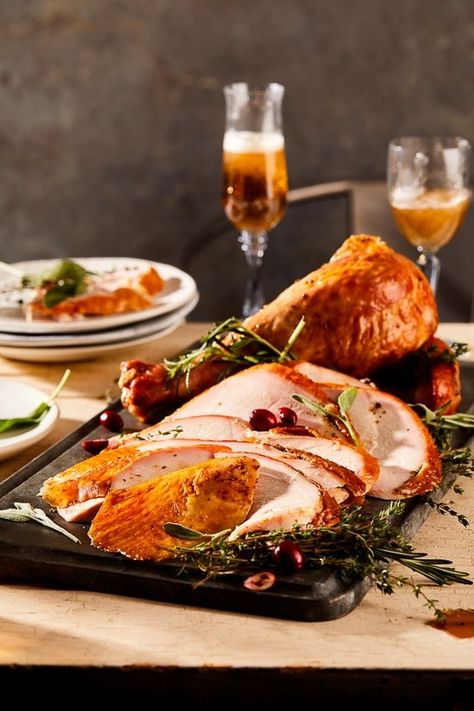 This Herb and Salt-Rubbed Dry Brined Turkey comes out so moist and flavorful, with crispy golden skin and juicy tender meat. #turkey #drybrine #thanksgiving Turkey Drybrine, Skinnytaste Turkey, Brine Turkey, Dry Brine Turkey, Brined Turkey, Dry Brine, Moist Turkey, Easy Turkey Recipes, Golden Skin