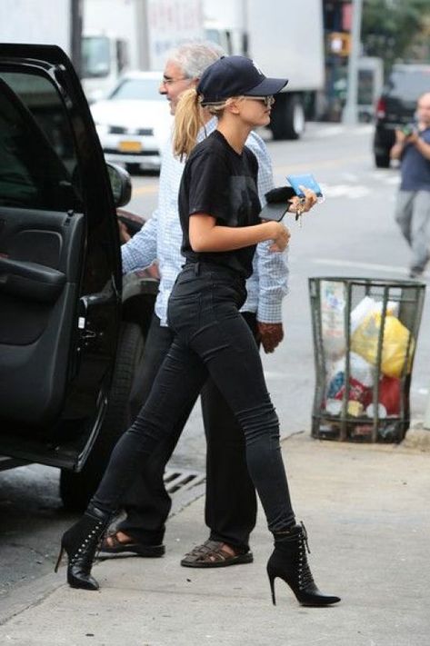 Snapback Outfit, Hailey Baldwin Street Style, Estilo Hailey Baldwin, Baseball Cap Outfit, Hailey Baldwin Style, Cap Outfit, Woman In Black, Pastel Outfit, Mode Casual