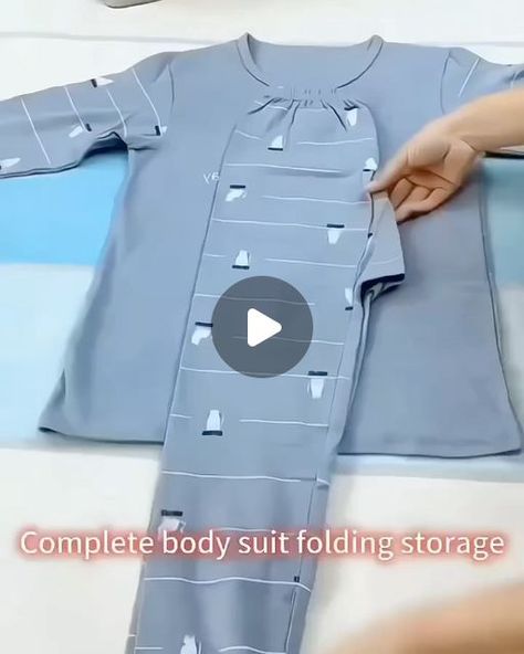 Folding Bulky Sweaters, Konmari Folding, Laundry Diy, Folding Towels, Bulky Sweaters, Origami Love, Packing Hacks Clothes, Folding Laundry, Adult Pajamas