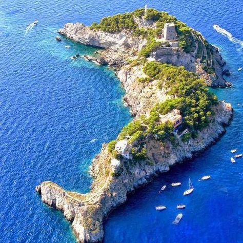 ⚓ Delfin Insel - Island - Italien - Italia ⚓ #travel #traveller #italia #island Amalfi Coast Italy, Positano, Amalfi Coast, Places Around The World, Vacation Destinations, Amazing Nature, Wonderful Places, Amalfi, Vacation Spots