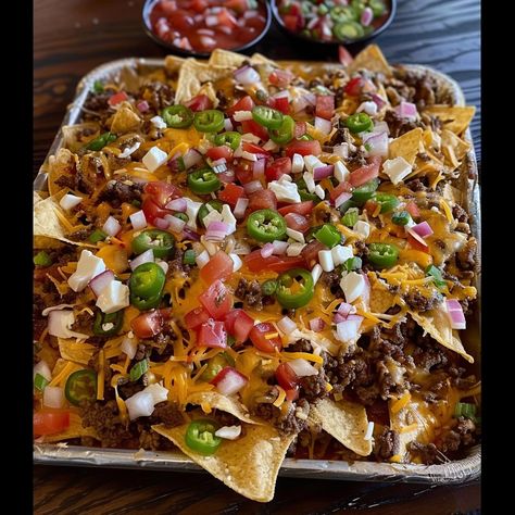 Epically Supreme Beef Nachos - Easy DIY Recipes Beef Nachos, Nachos Ingredients, Mexican Stew, Easy Nachos, Taco Seasoning Mix, Nachos Recipe Easy, Mexican Night, Slow Cooked Chicken, Nachos Beef