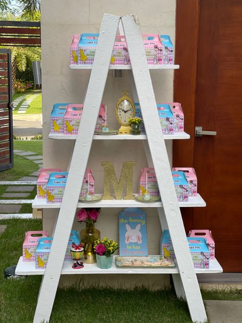 Goodie Bag Display Ideas, Favor Stand Ideas, Diy Party Favor Stand, Diy Party Props, Party Rental Ideas, Village Kids, Strawberry Shortcake Birthday, Treat Stand, Outdoor Bar Sets