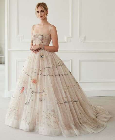 Dietro le quinte del matrimonio di Chiara Ferragni con un video in esclusiva per scoprire come è nato l'abito Diorelleitalia Dior Wedding Dresses, Dior Wedding, Dior Dress, A Wedding Dress, Gorgeous Gowns, Boho Wedding Dress, Beautiful Gowns, Designer Wedding Dresses, Fancy Dresses