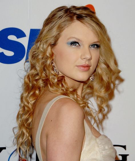 Taylor Swift Makeup Looks From Every Album Era & How to Get Them Taylor Swift Debut Era Makeup, Debut Taylor Swift Makeup Ideas, Red Era Taylor Swift Makeup, Taylor Swift Red Era Makeup Look, Debut Era Makeup, Eras Tour Makeup Ideas Fearless, Taylor Swift Fearless Makeup, Taylor Swift Debut Makeup, Taylor Swift Makeup Looks