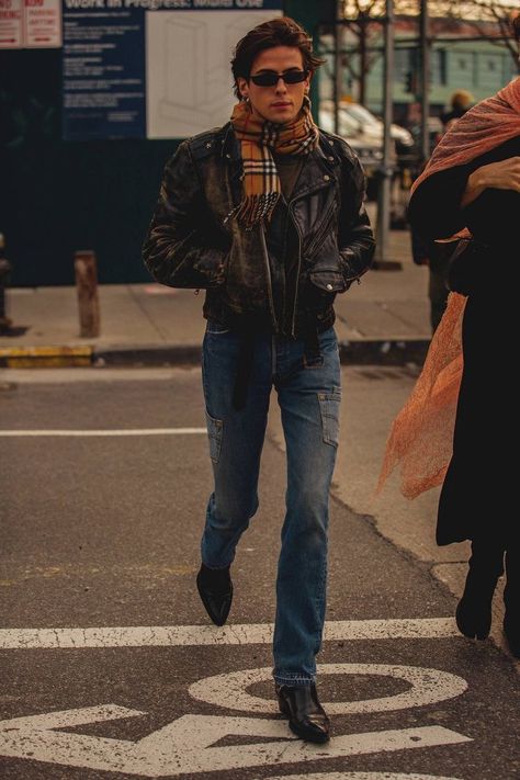 Muffler Men, 70s Fashion Men, Men Street Style, Street Style 2018, New York Street Style, Fashion Week 2018, Timberland Style, Street Style Outfits Men, Mens Outfit Inspiration