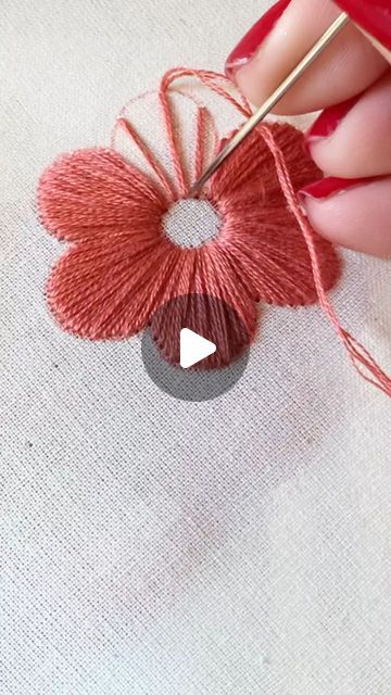 Embroidery Designs Easy Flowers, Easy Embroidered Flowers, How To Embroidery Flowers, Flower Embroidery Designs Tutorial, How To Do Embroidery, Easy Embroidery Designs For Beginners, Simple Embroidery Designs For Beginners, Hand Embroidery Flowers Tutorial, Embroidered Flowers Tutorial