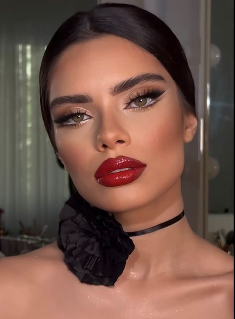 Red Lip Look Outfit, Smoky Eyes And Red Lips Make Up, Red Lip Makeup Look Green Eyes, Red Top Makeup Look, Red Full Face Makeup, Make Up For Red Outfit Tutorial, Casino Theme Makeup, Soft Glam Makeup Red Lips, Kentucky Derby Makeup