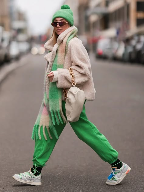 Sweatpants Outfit Colorful, Bold Winter Outfits, Colourful Winter Fashion, Bright Athleisure Outfits, Green Pants Winter Outfit, One Colour Outfit, Color Pop Outfit, Colorful Winter Fashion, Colorful Winter Outfits