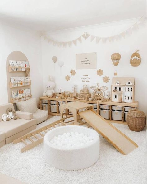 17 Minimalist Montessori Playroom Ideas for an Engaging & Organized Space — Montessori Theory Play Nook, Furniture Nursery, Organization Nursery, Small Playroom, Kids Rooms Inspo, Designer Bedroom, Baby Playroom, Montessori Playroom, Living Room Playroom